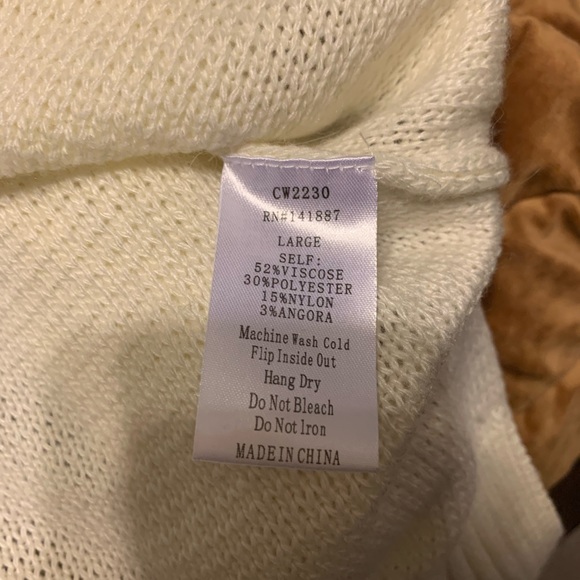 Off the shoulder sweater - Picture 7 of 7